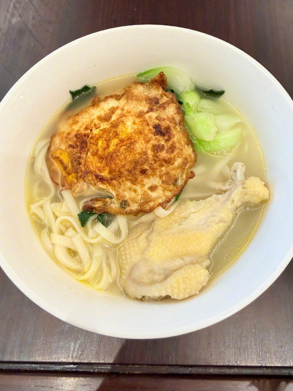 江疏影戴婚戒晒年夜饭!七菜一汤配茅台年味十足,穿蓝色毛衣好白