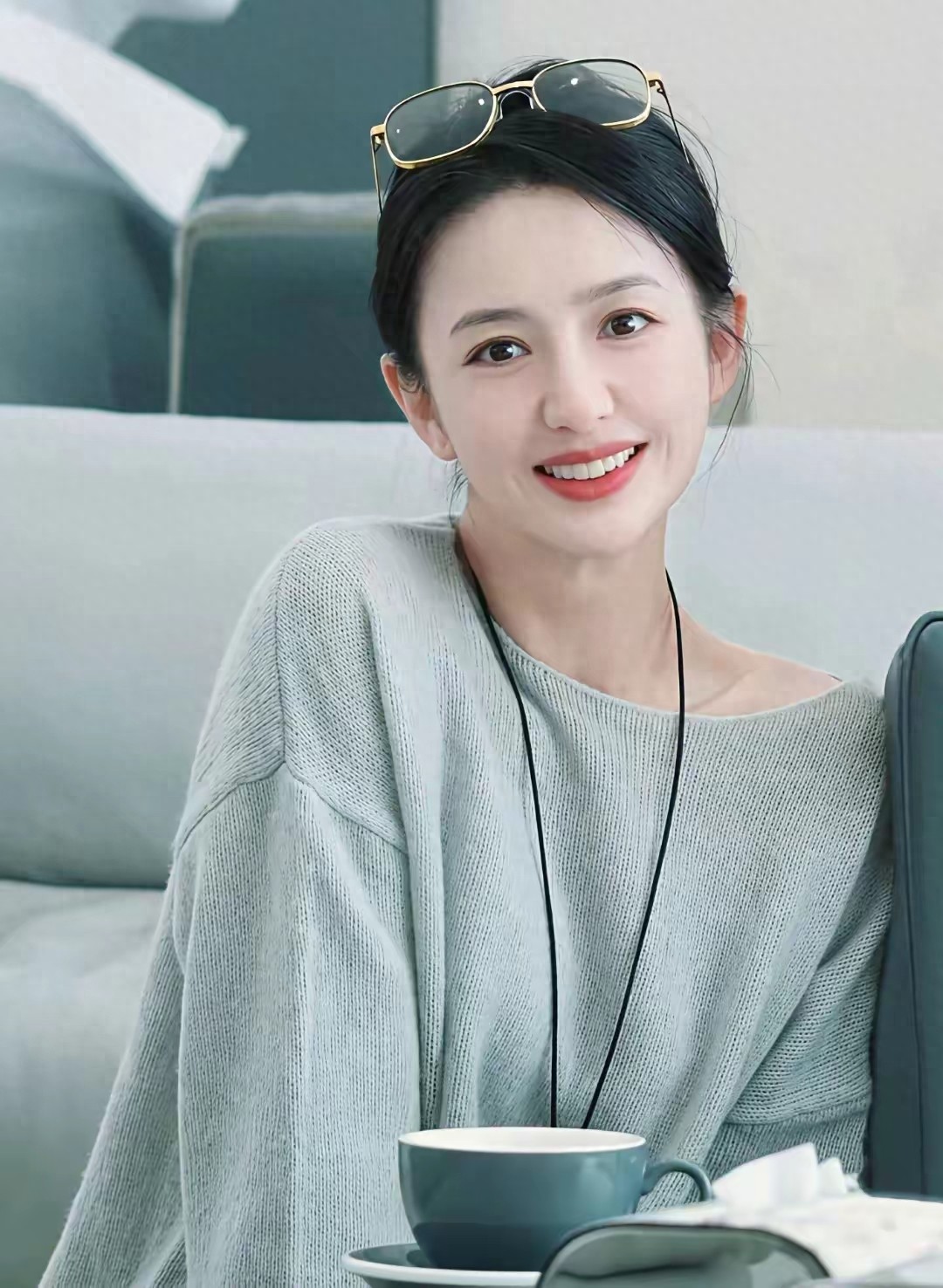 佟丽娅身穿糖果绿毛衣搭配牛仔裤，真清新减龄啊