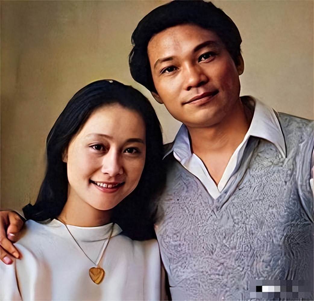 原来他们是夫妻，都是知名演员，在上海相守42年，儿子已是大导演