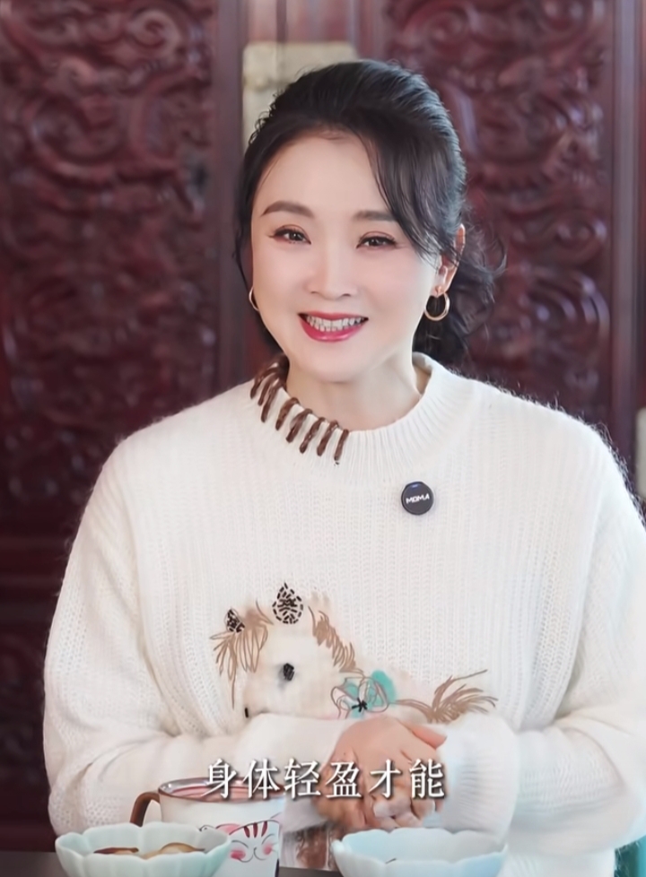 王艳分享春节刮油妙招，白毛衣低马尾出镜，气质温婉尽显优雅美貌