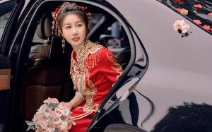 山东小伙为女友坐牢10年，入狱前劝她找个好人嫁了，女友苦等10年，如今穿着婚纱接他出狱…