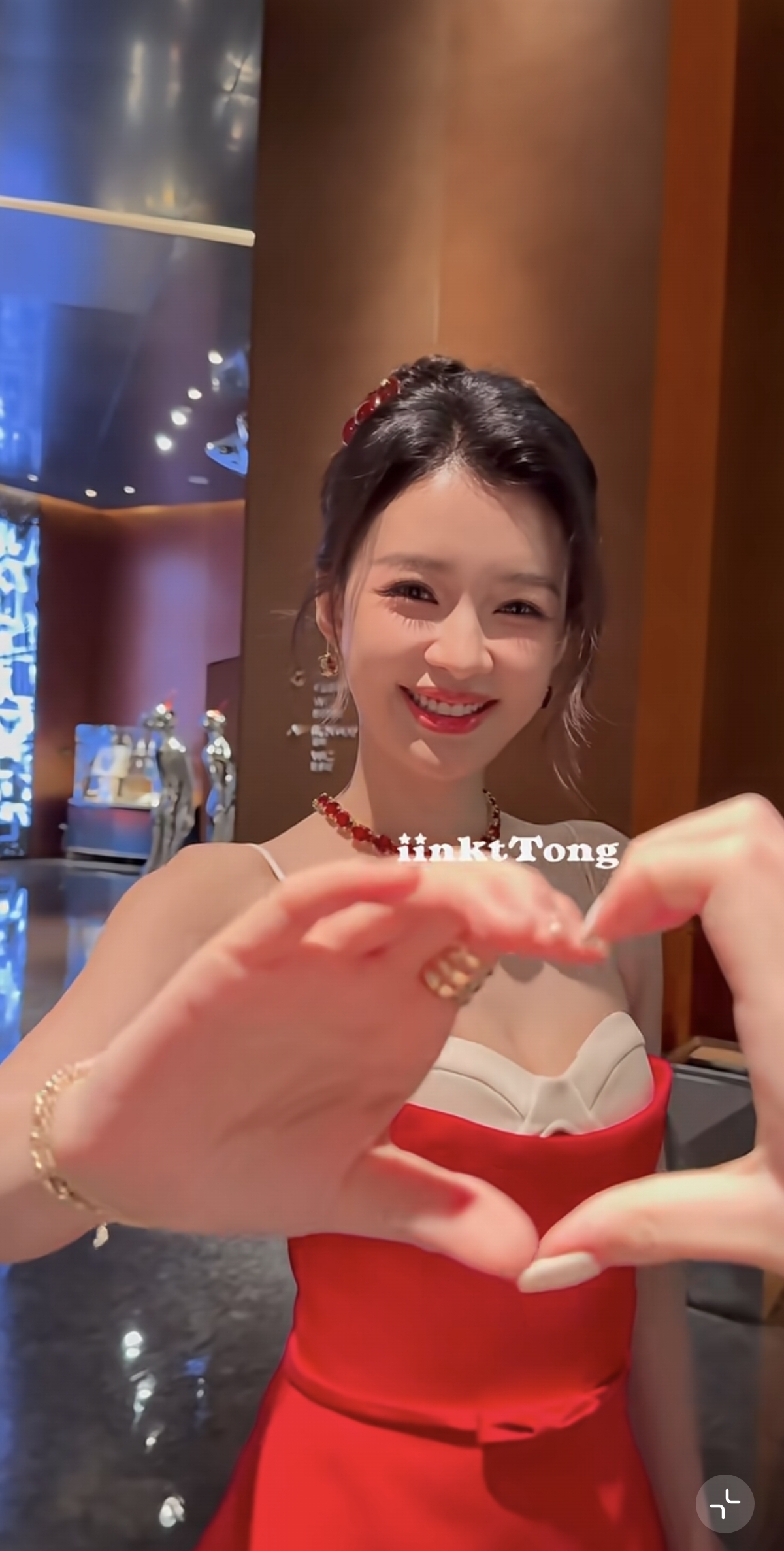 好高挑！孙怡今日浪姐路透，穿红色短裙，整个人又瘦又高超级美呀
