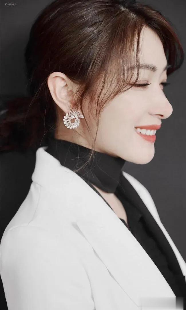 都说万茜侧颜无敌，看完真的被惊艳到，清冷又精致，气质太绝了！ ???