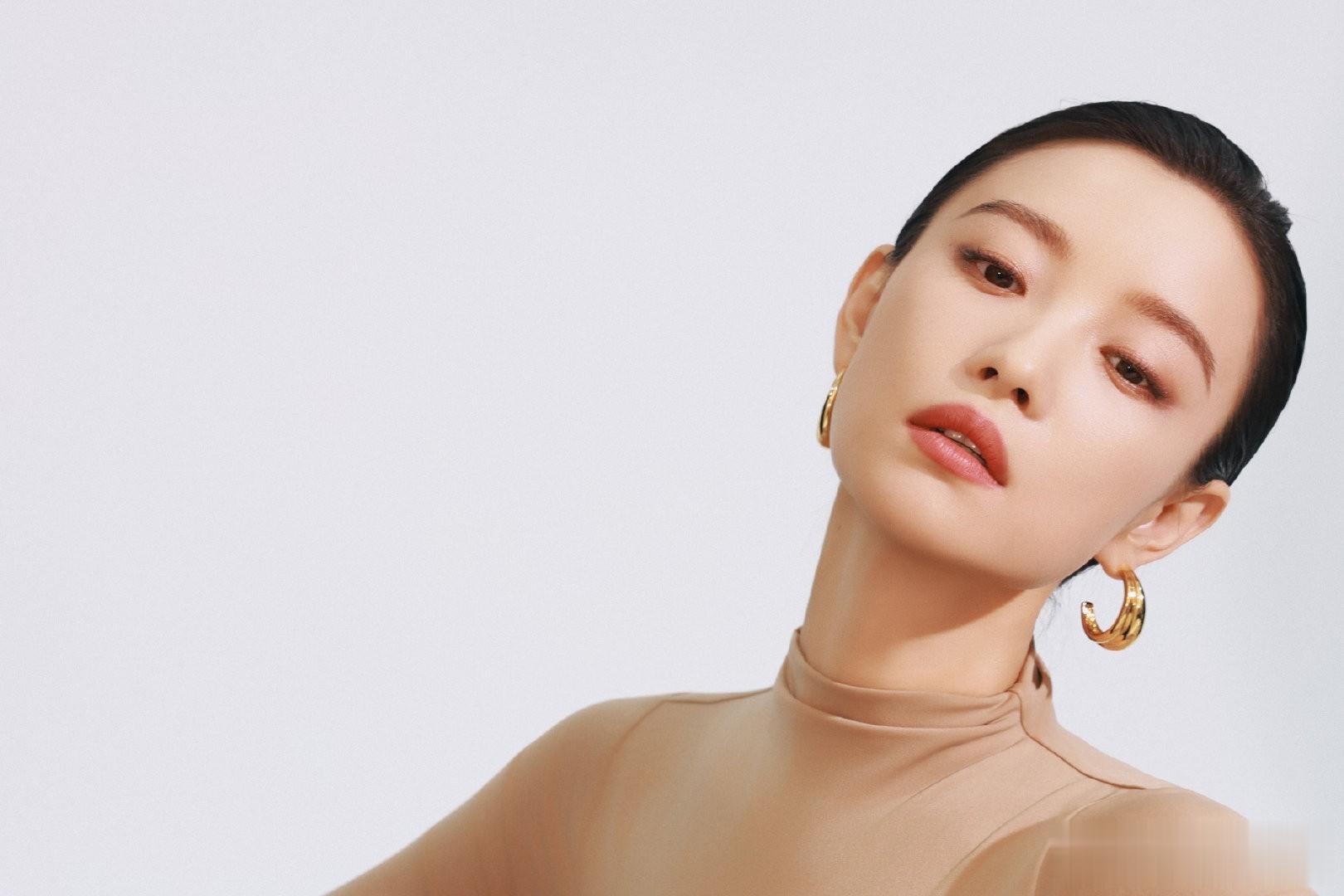 自然伸展的曼妙线条，记录倪妮每时每刻的无瑕状态。 ???