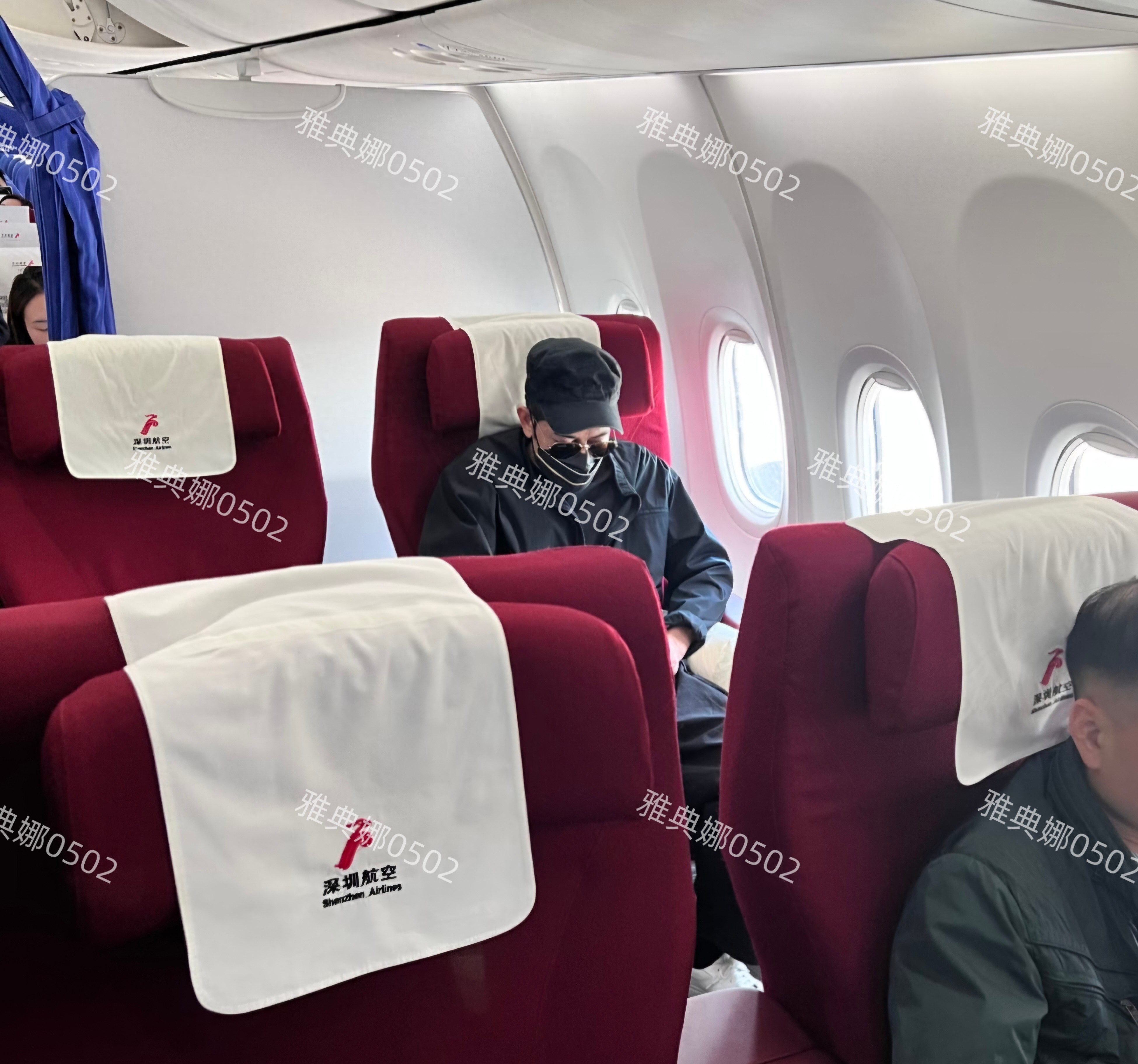 合肥飞深圳的飞机上偶遇郭富城，本人很瘦小不年轻很低调不像明星