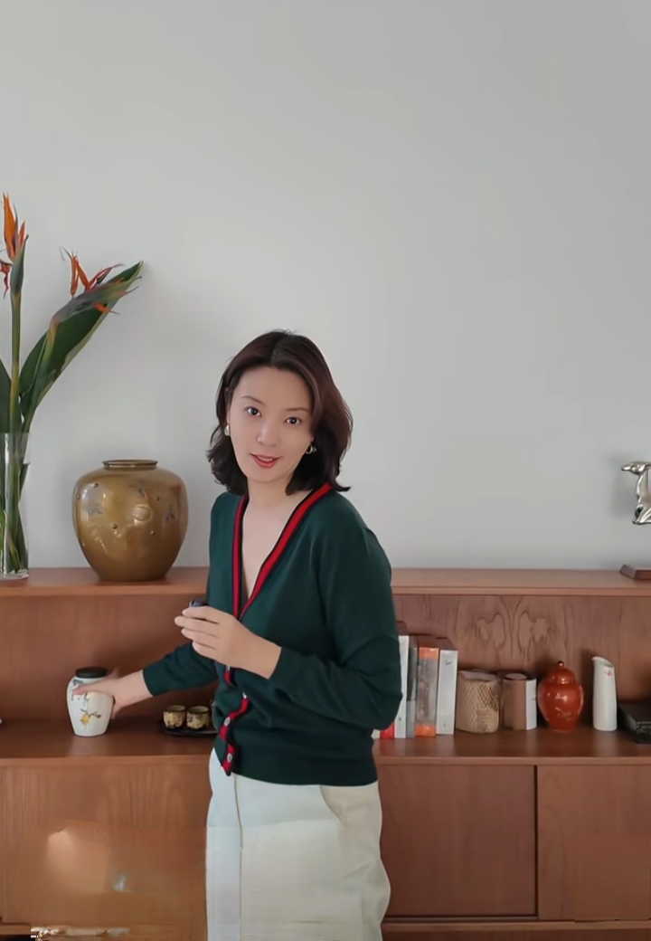 刘芳菲分享工作室，墨绿V领针织开衫配米白长裤，知性又优雅
