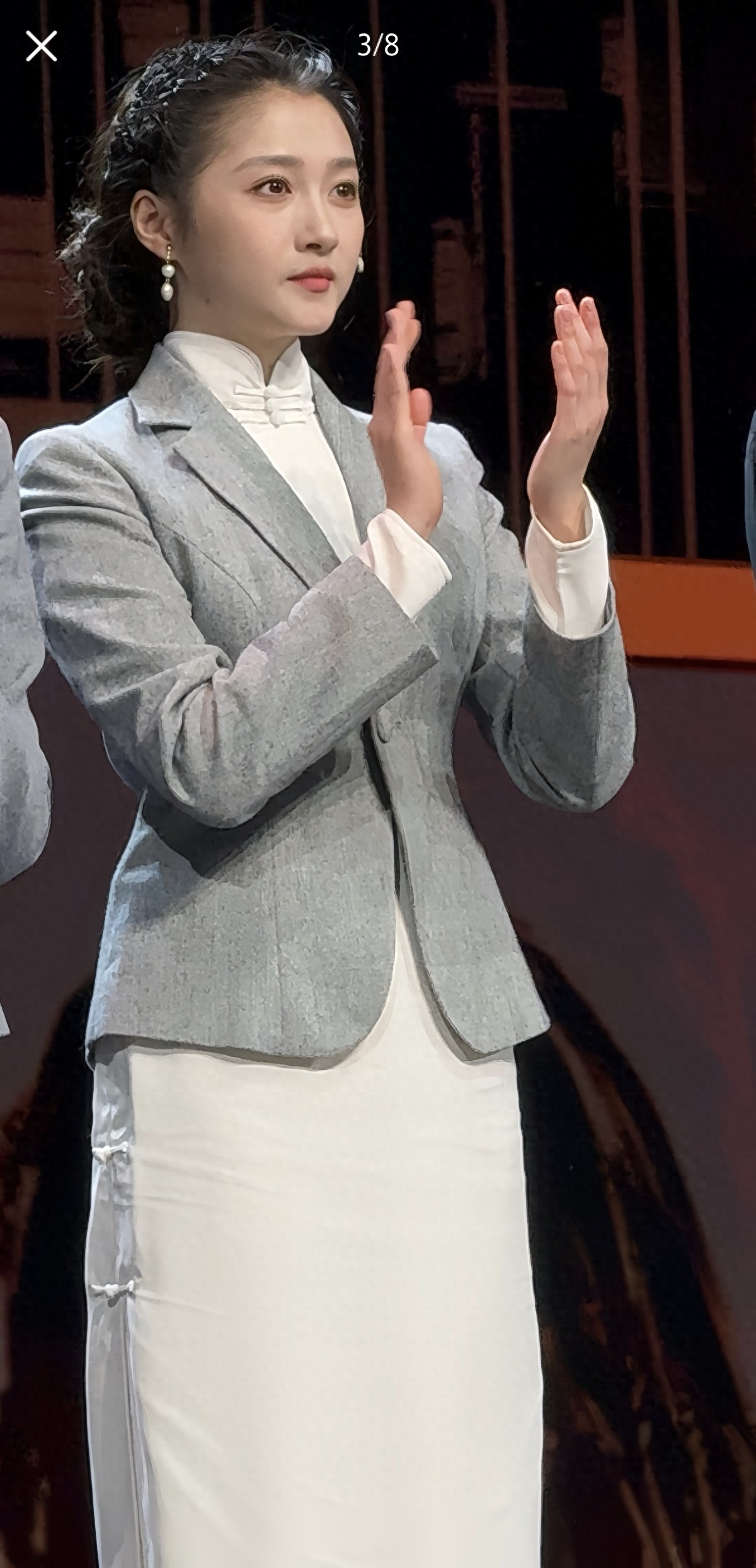 关晓彤话剧舞台，民国造型好惊艳呀，温柔大气韵味十足也成熟了！