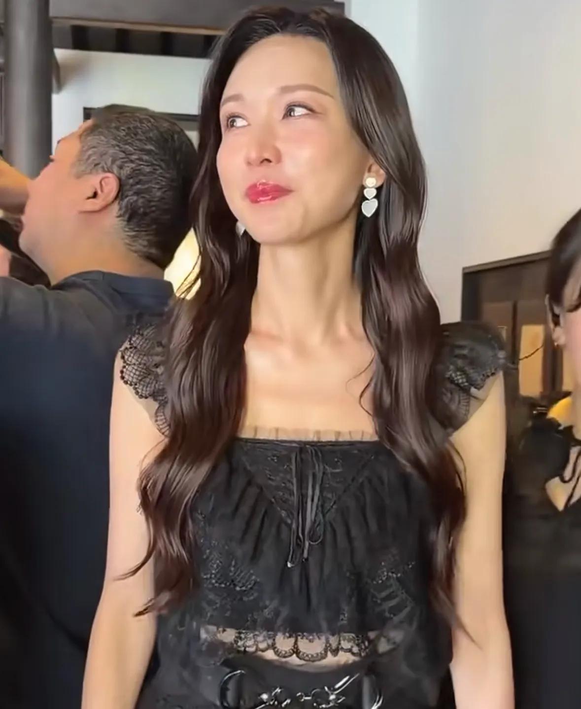 林志玲今日出席活动，穿黑色蕾丝裙扮可爱，裙子廉价脸看着也很僵