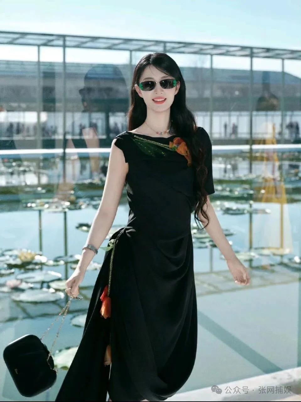 王楚然见设计师全英文交流，网友感叹：丑裙子也能穿出明媚的感觉