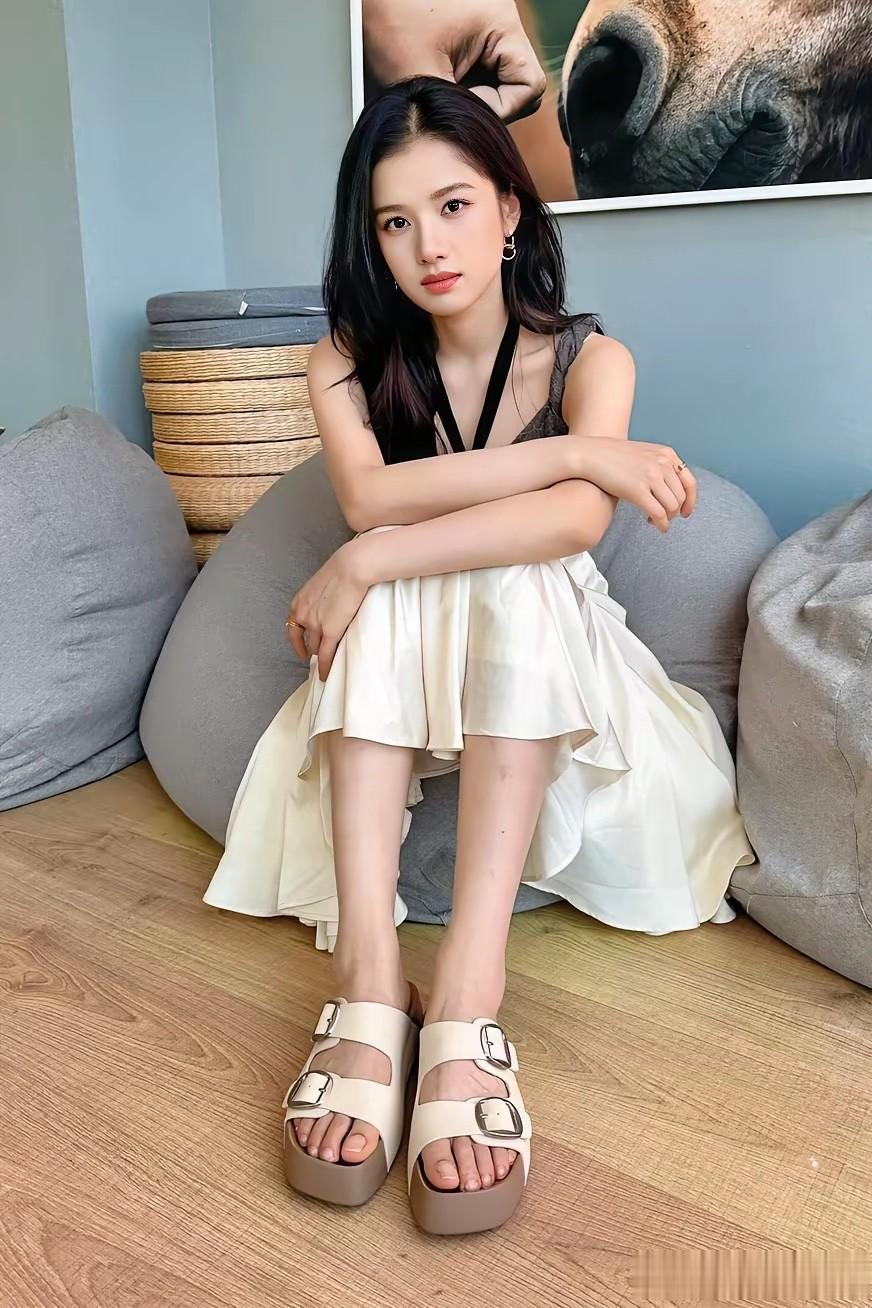 张婧仪的时尚大片，美腿无敌啊