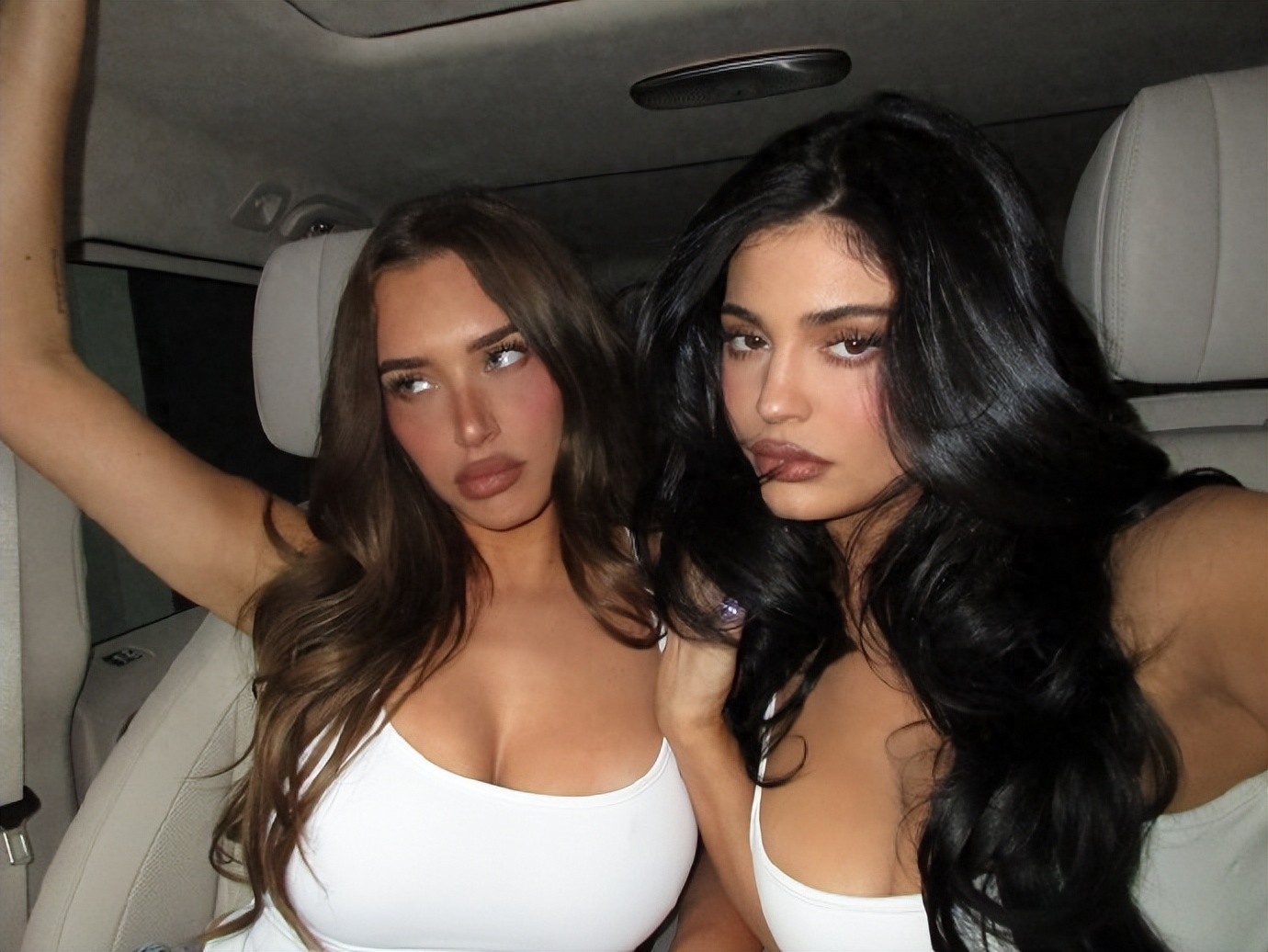 Kylie Jenner和好闺蜜Stassie自拍