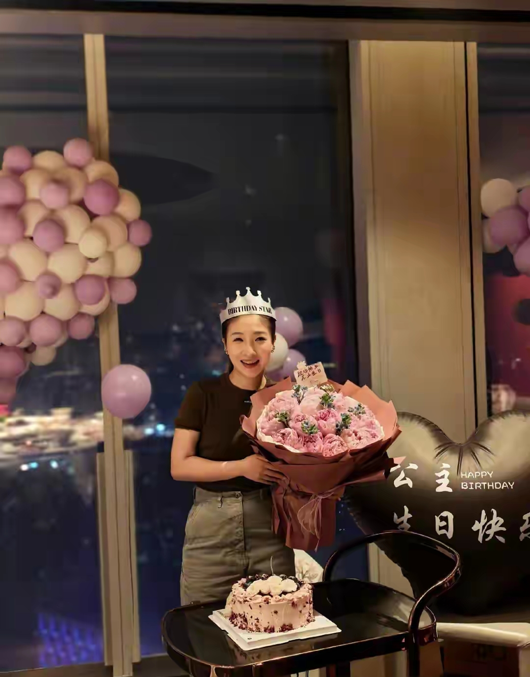 刘诗雯豪华包厢庆35岁生日 排面拉满 短袖配牛仔裤也遮不住火辣身材