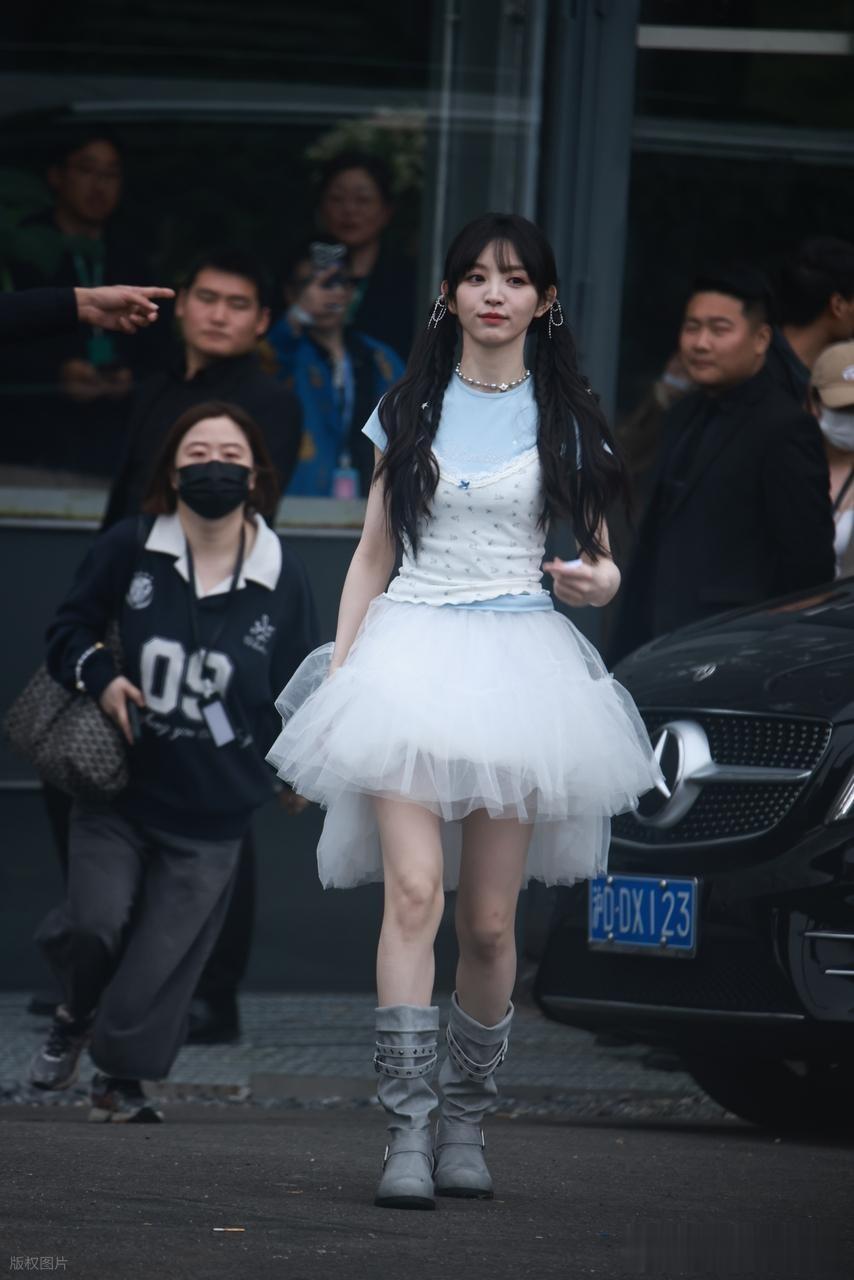 田曦薇参加活动下班后路透，身穿白色蓬蓬裙甜美可爱