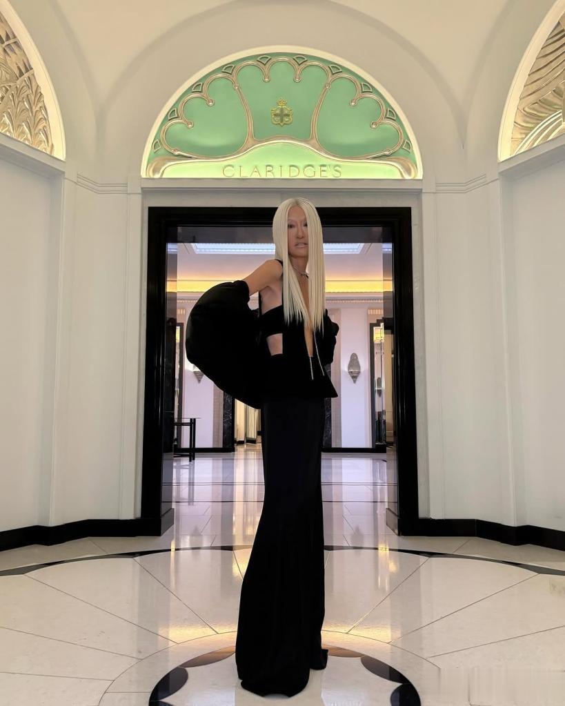 76岁华裔“婚纱女王”惊艳伦敦红毯，自曝不老秘诀：每天吃麦当劳