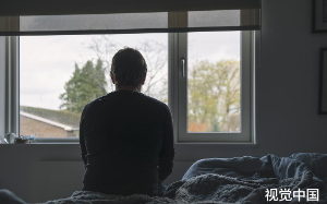 新年回村，村霸家的熊孩子不仅拦车，还用水枪泚我老婆和女儿，见此一幕，刚从精神病院出来的我红了眼冲过去