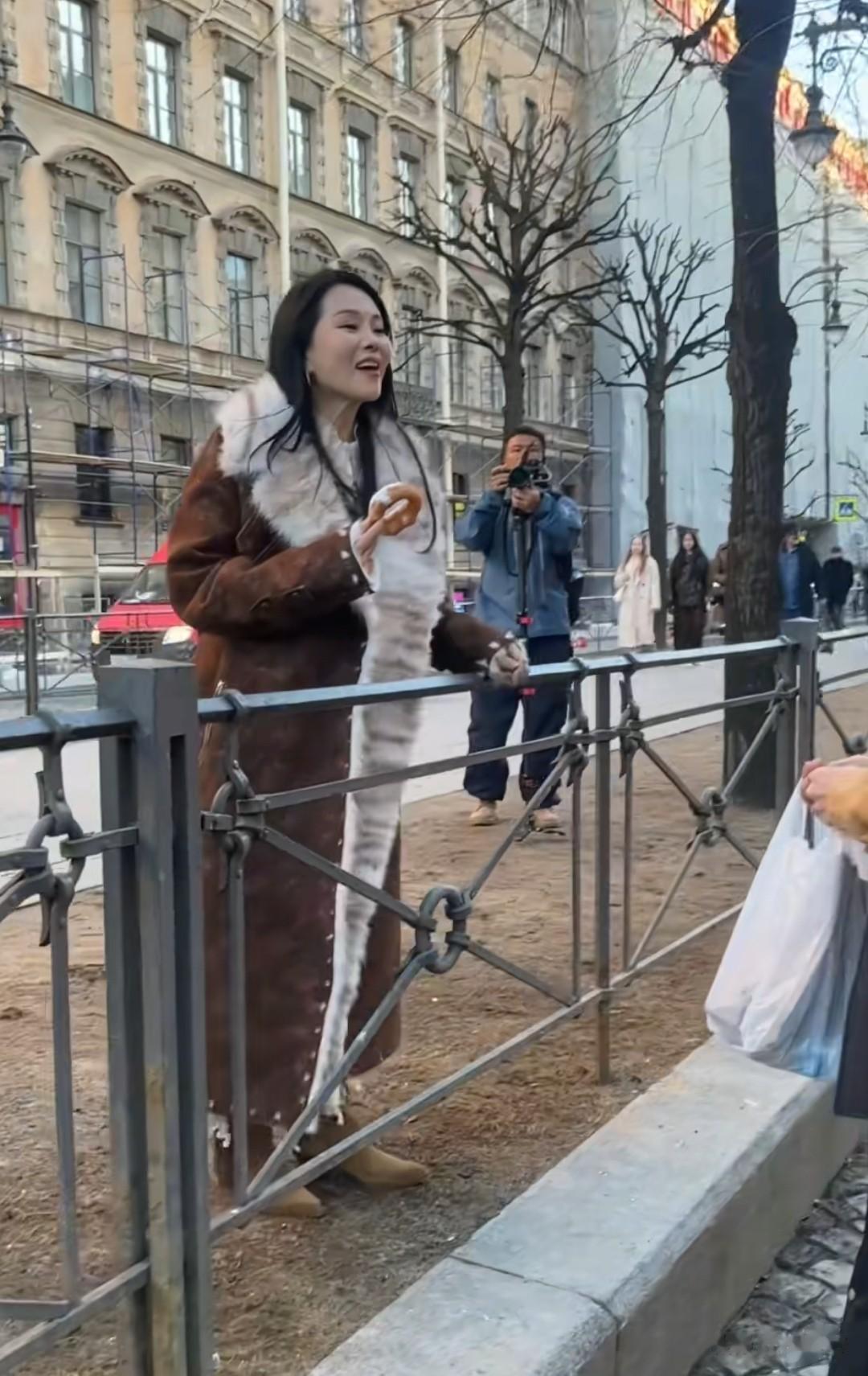 《妻旅2026》路透：男星都低头玩手机，女星聊八卦，唯她格格不入