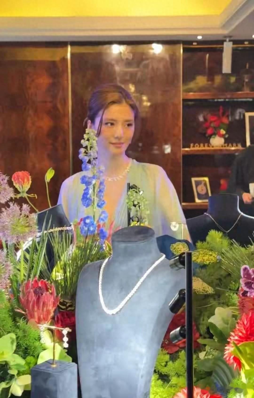 吴千语现身沈阳，绿色长裙直接封神，整条街的颜值都被她拉高了