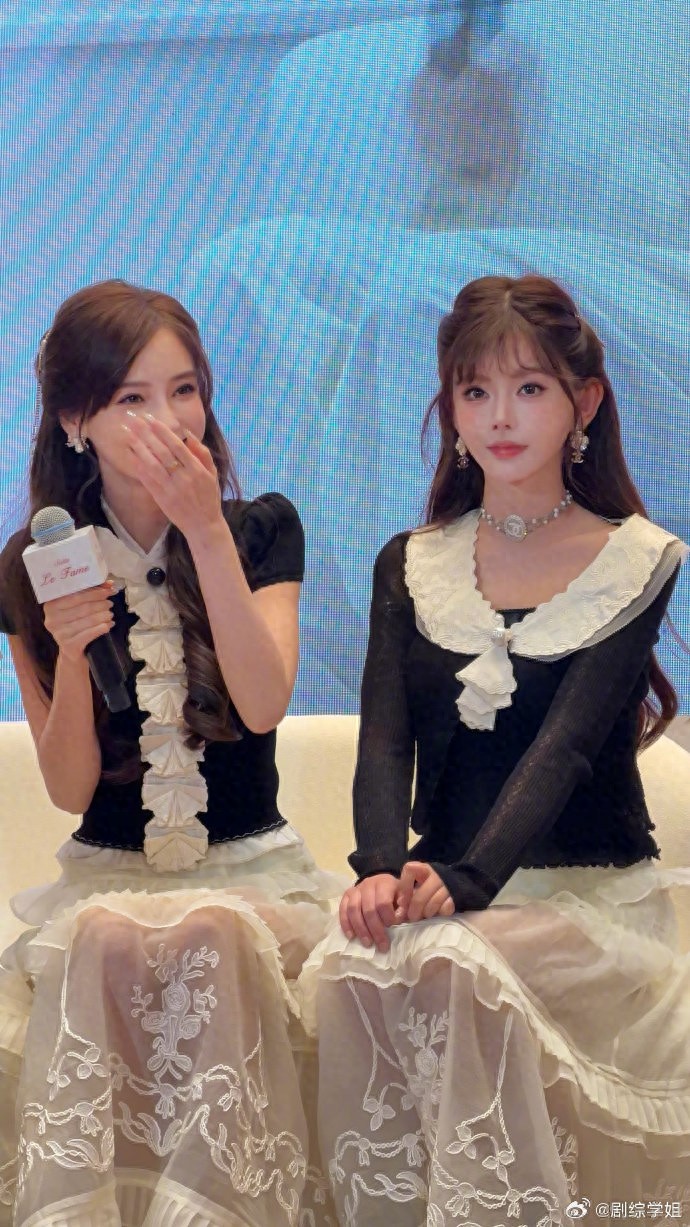 Angelababy韩安冉同框鼻姐穿着黑白蕾丝裙温柔又甜美