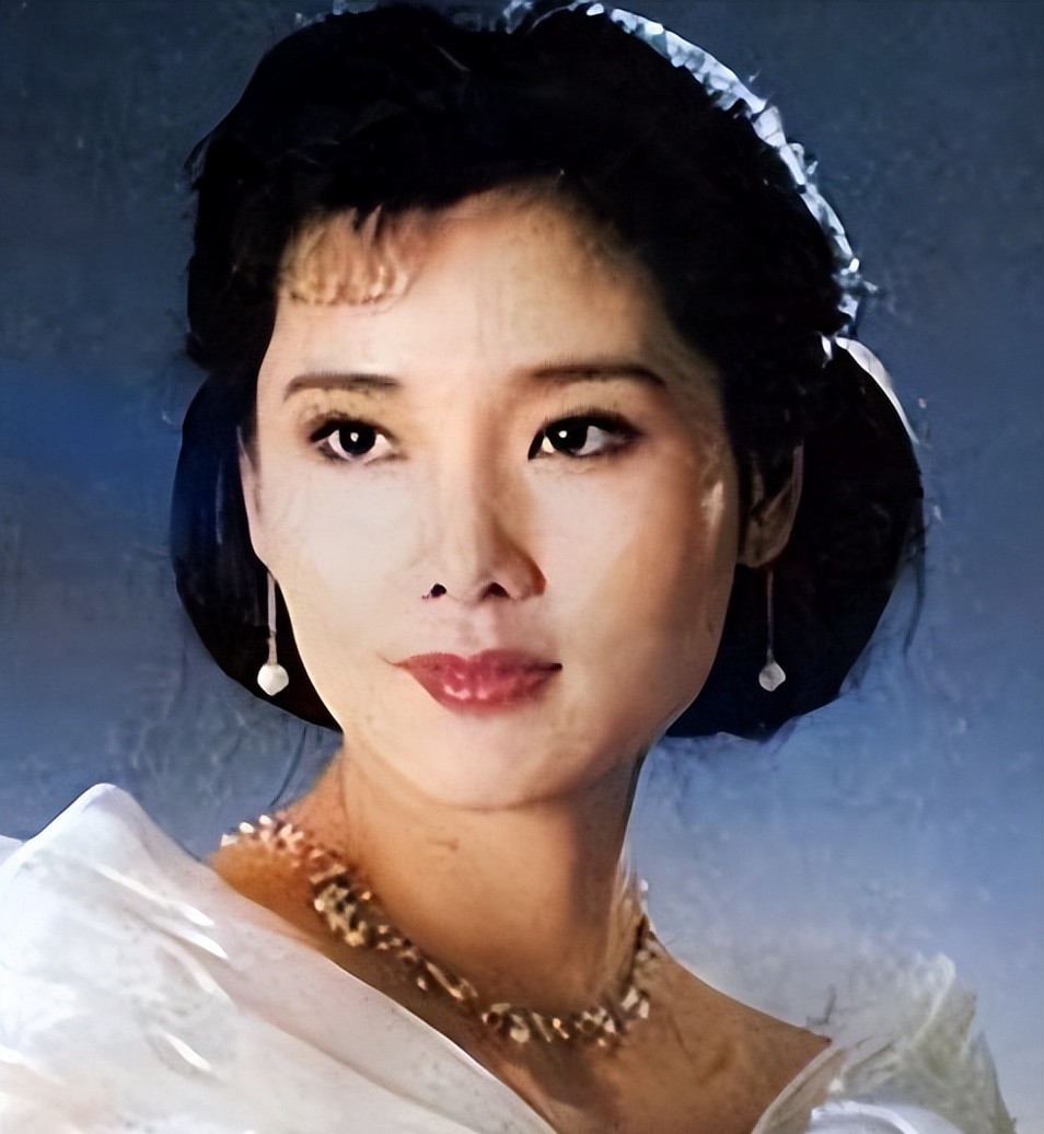 因太美无人敢追，父亲为她终生不娶，老公独宠38年，儿子随她姓