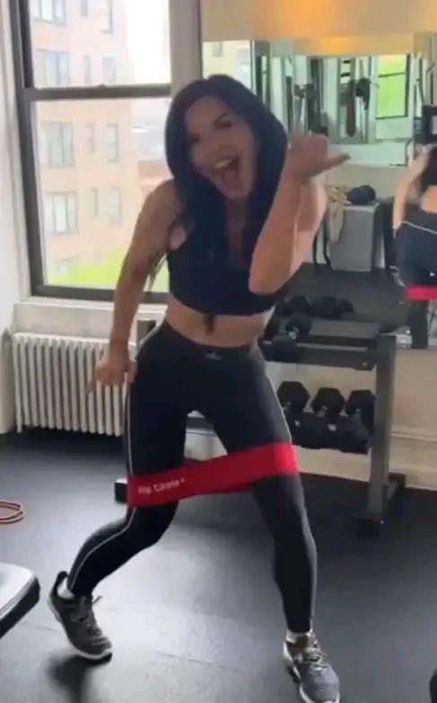 桑切斯出席奥斯卡派对！穿古董裙，手肘皱巴，赘肉溢出，但自信美