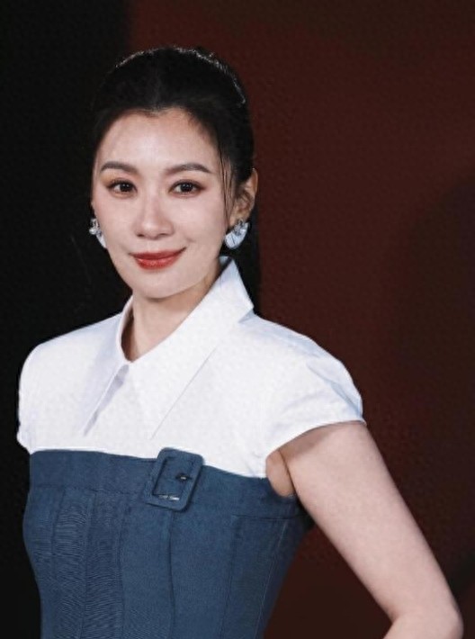 贾静雯助阵城士非遗，蓝白职场风长裙，尽显东方女性韵味