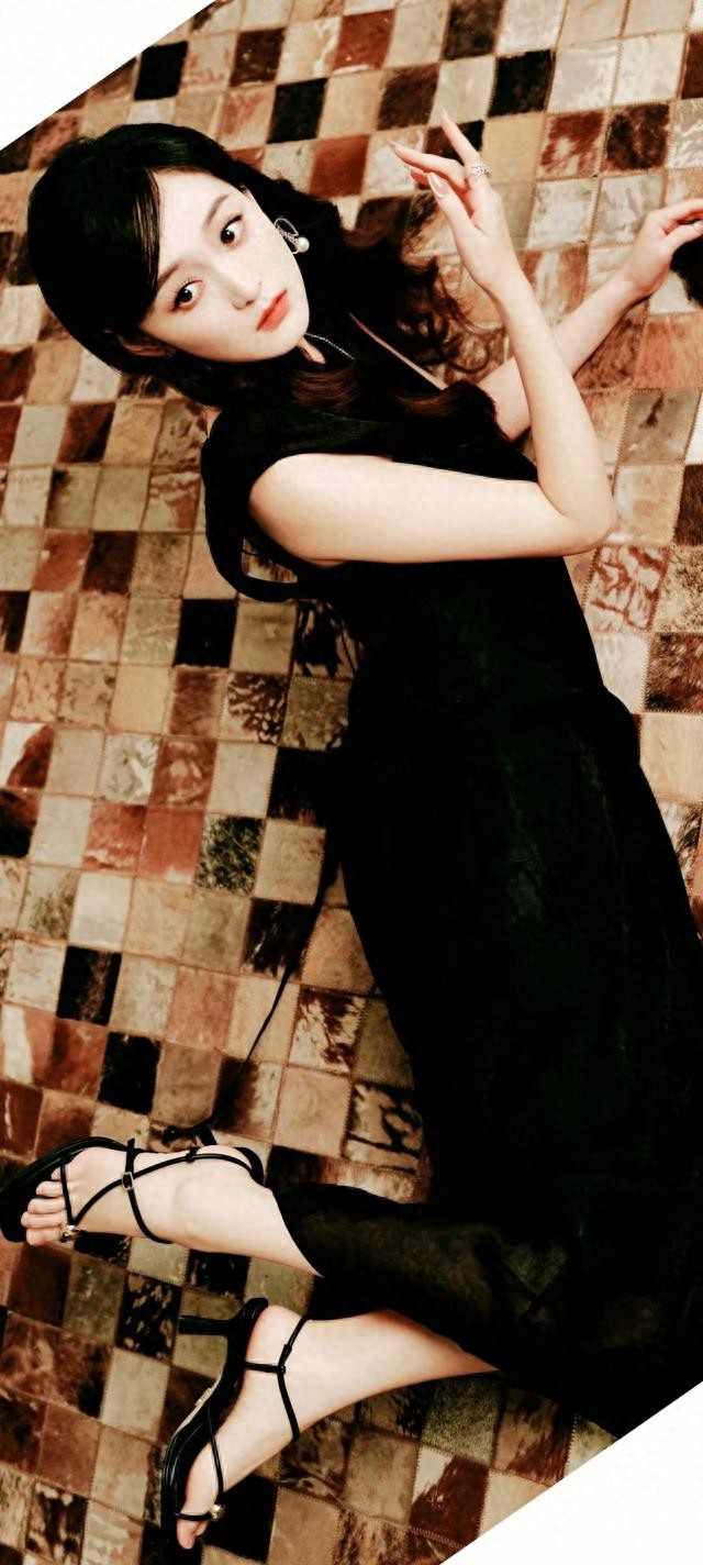 重庆，演员何泓姗，美脚丫