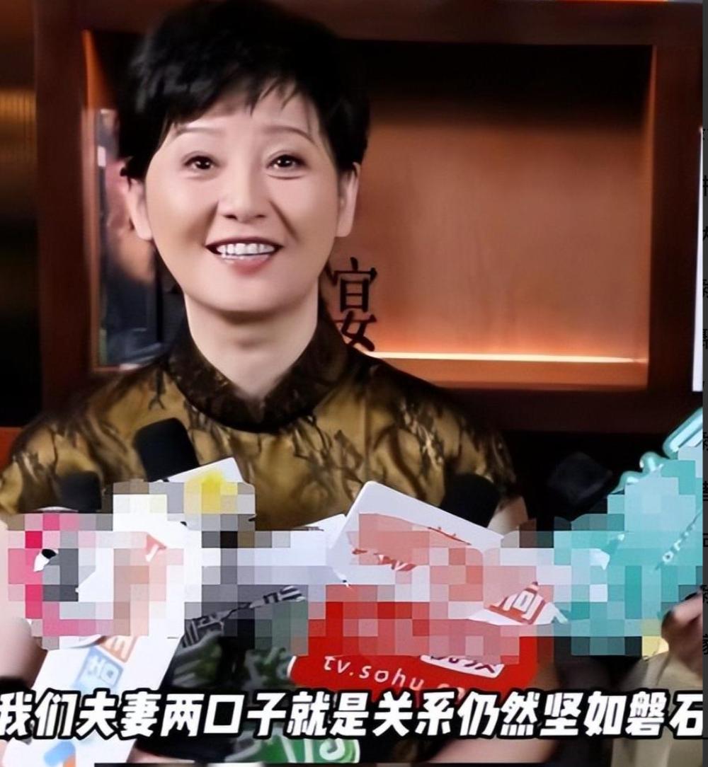 演都不演了？离婚传闻仅7月，冯小刚贴脸养女，“恶心”一幕发生