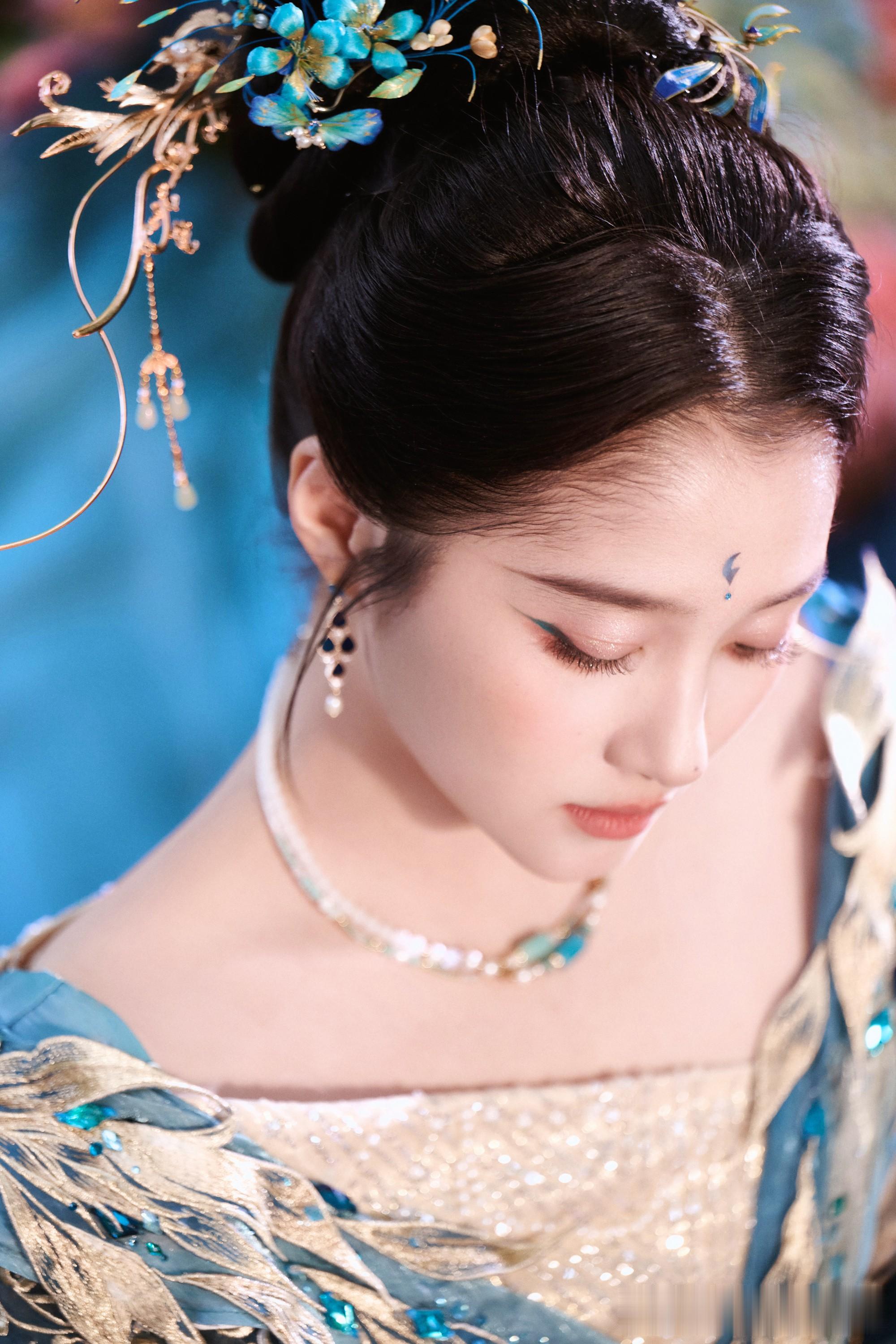 女星关晓彤惊鸿一瞥，花开富贵，犹如仙女下凡！