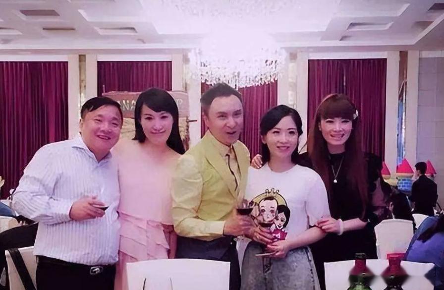 曾是上海知名美女主持，嫁聂卫平弟子为妻，如今销声匿迹回归家庭