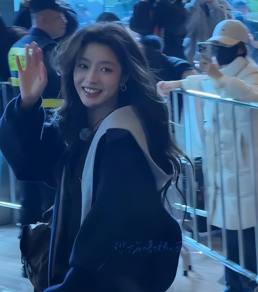 《桃花坞》新路透：方媛腿短个矮，周涛嫩成少女，贺峻霖一身高奢