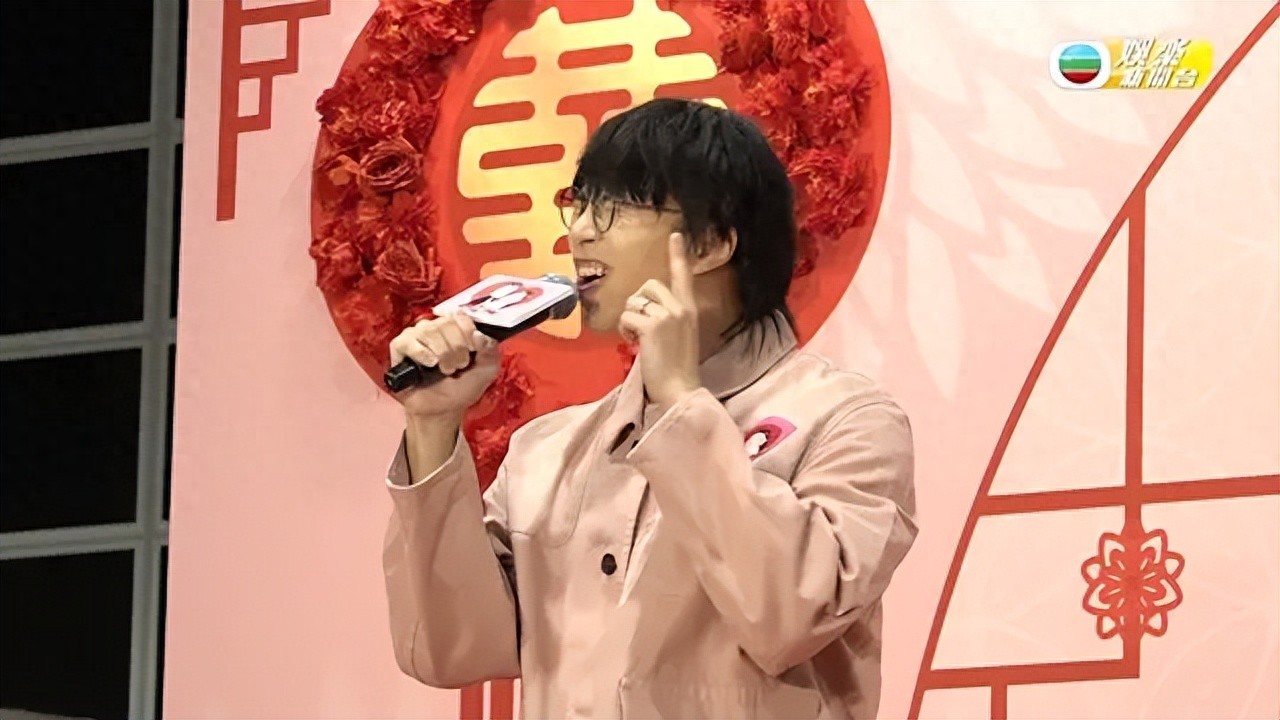 35岁TVB男歌手拿奖后疑遭公司离奇除名，身体抱恙唱歌演出频走音