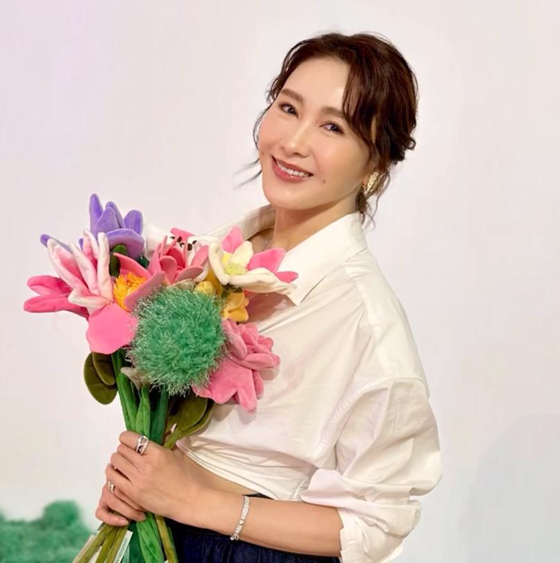 阔太徐子淇亮相艺术展:卷发白裙显优雅,与黎姿林恬儿开心合影