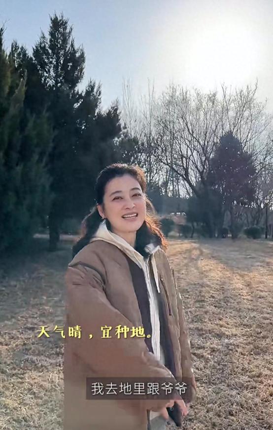 梅婷去菜园子帮公公干活!翻地种小白菜不会用铁锹,被宠成亲闺女