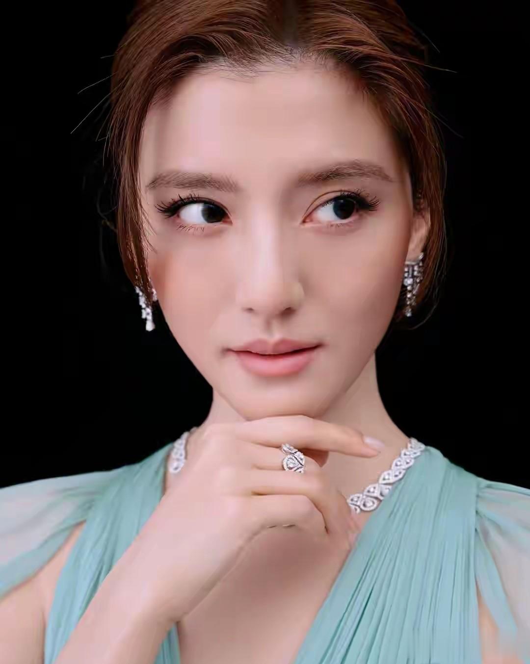 吴千语现身沈阳，绿色长裙直接封神，整条街的颜值都被她拉高了