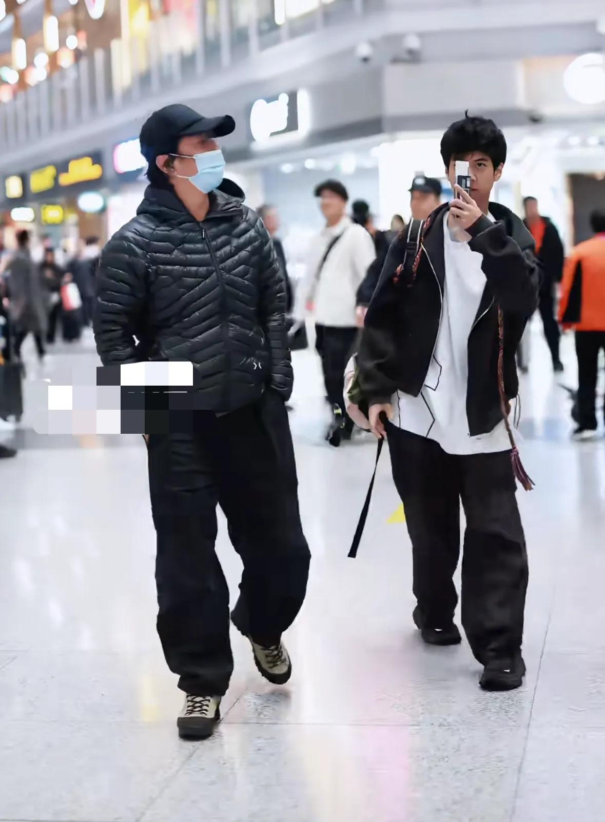 郑钧和儿子Jagger现身机场,Jagger走路内八,还有点溜肩体态很差