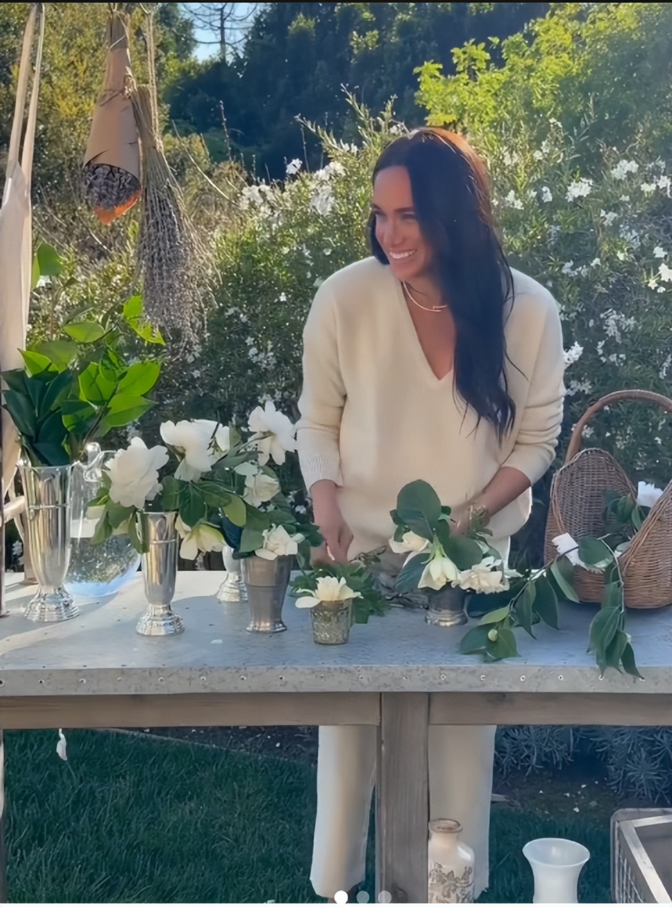 梅根默认女儿莉莉公主的黑人血统，晒两个孩子新照，当妈妈小帮手