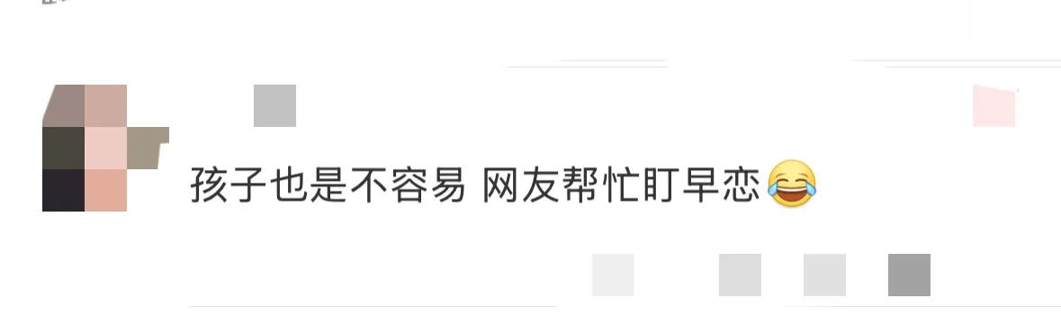 沙溢大儿子安吉被偶遇，和女生一起逛街帮她背包，女生像曹格女儿
