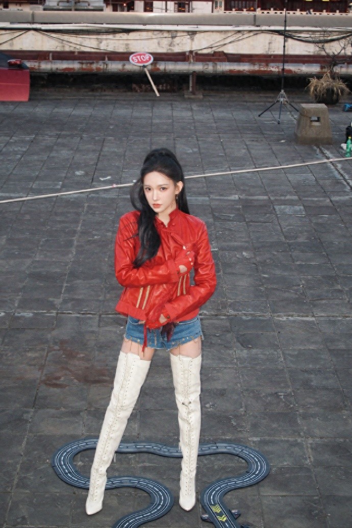 程潇穿着牛仔短裤脚踩白色长筒靴,直接给我看迷糊了,太霸气了