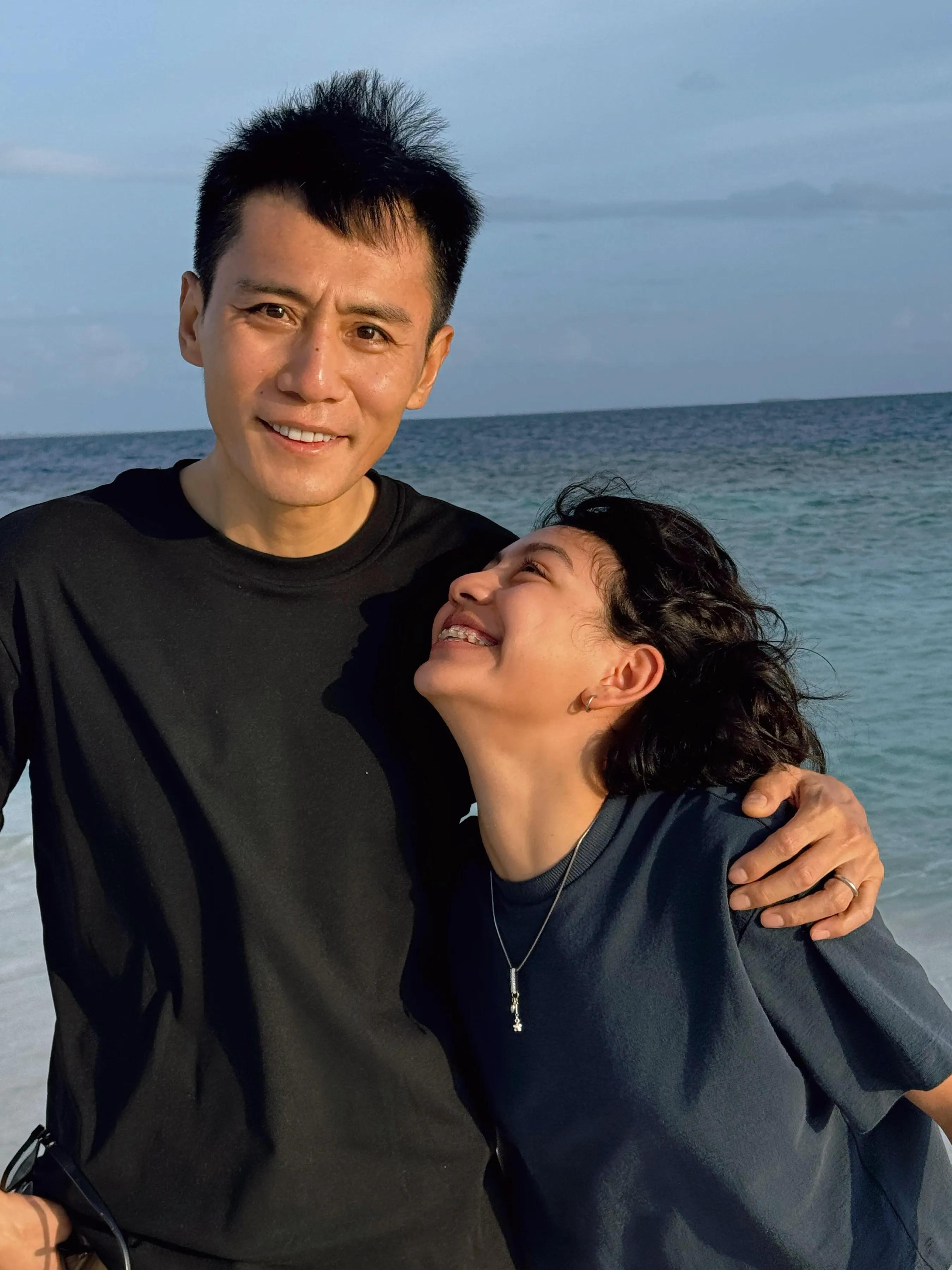 刘烨47岁生日，安娜晒全家福为其庆生，一家四口久违同框好有爱