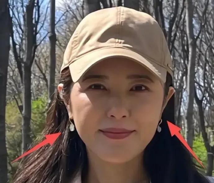 网友偶遇50岁曾黎，曾经的中戏校花，现在和普通中年妇女没啥区别 ???