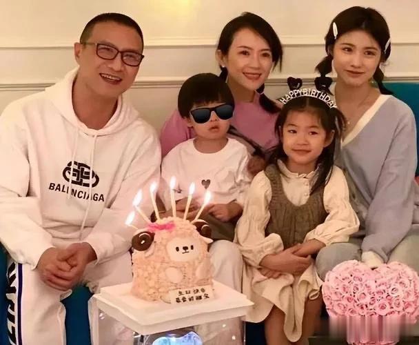章子怡依旧疼爱小苹果，自称有两个女儿，小苹果爱她胜过亲妈