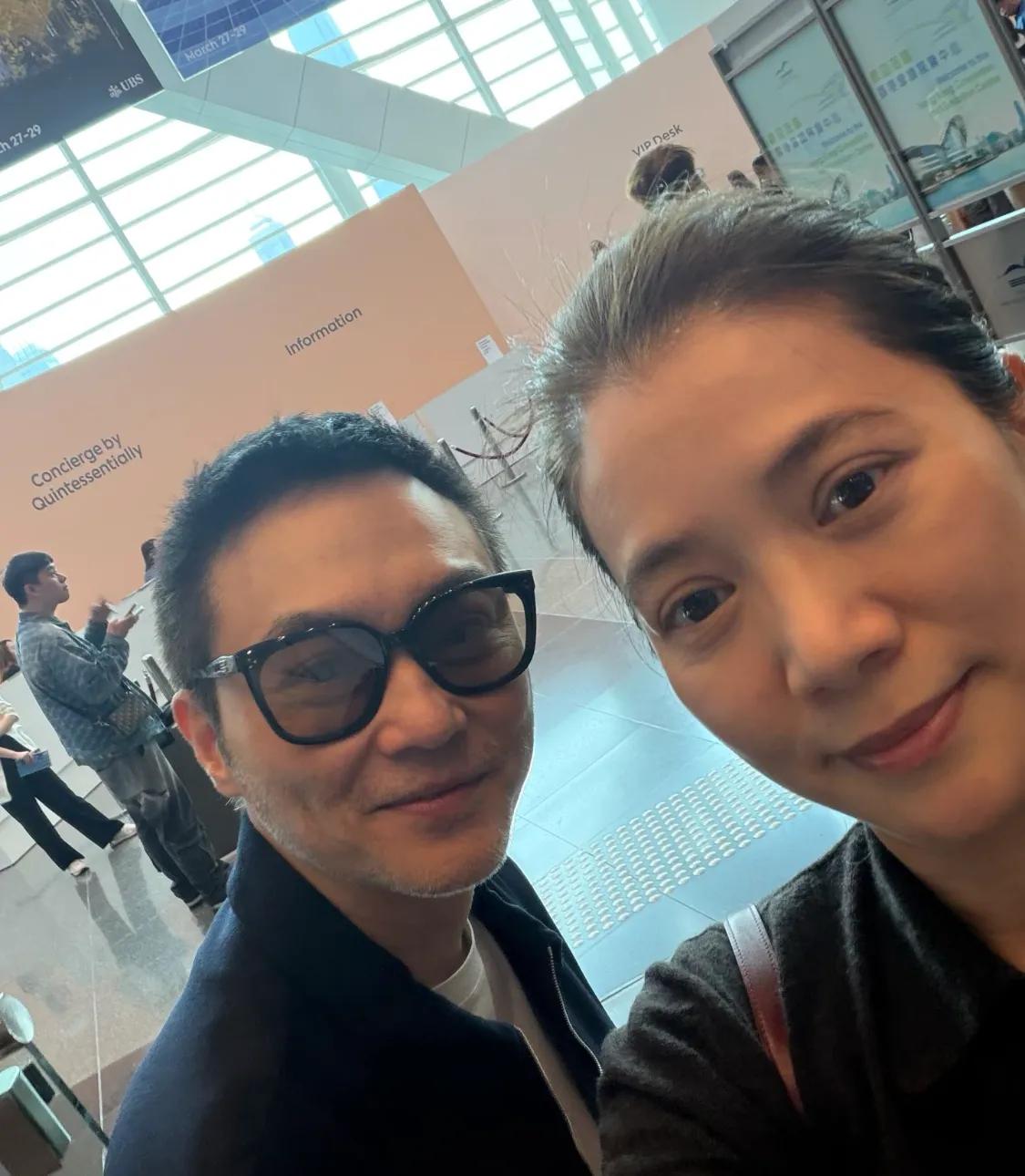 邓文迪戴黄金手镯看展，林志玲穿红裙漂亮，章泽天素颜很青春！