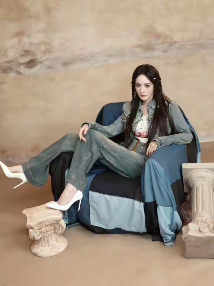 杨幂穿着白色细高跟搭配牛仔套装，又野又温柔的