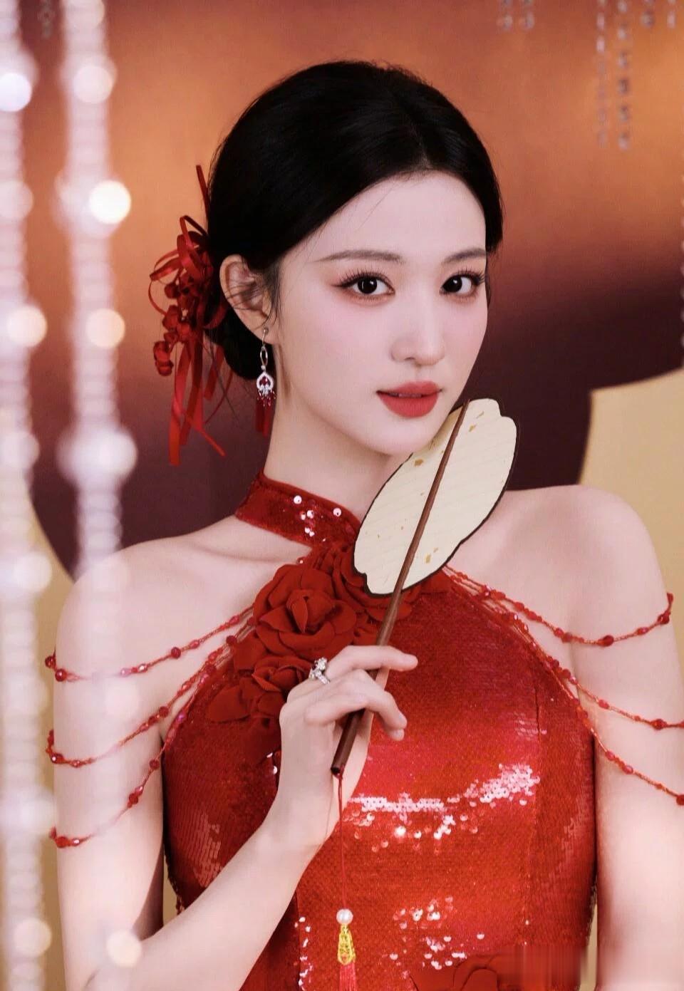 王楚然春晚造型太美了，穿红裙明艳大气，状态好的像18岁!