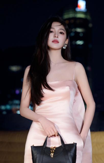 章若楠这张脸杀疯了，清冷与甜美的绝妙平衡成就视觉焦点