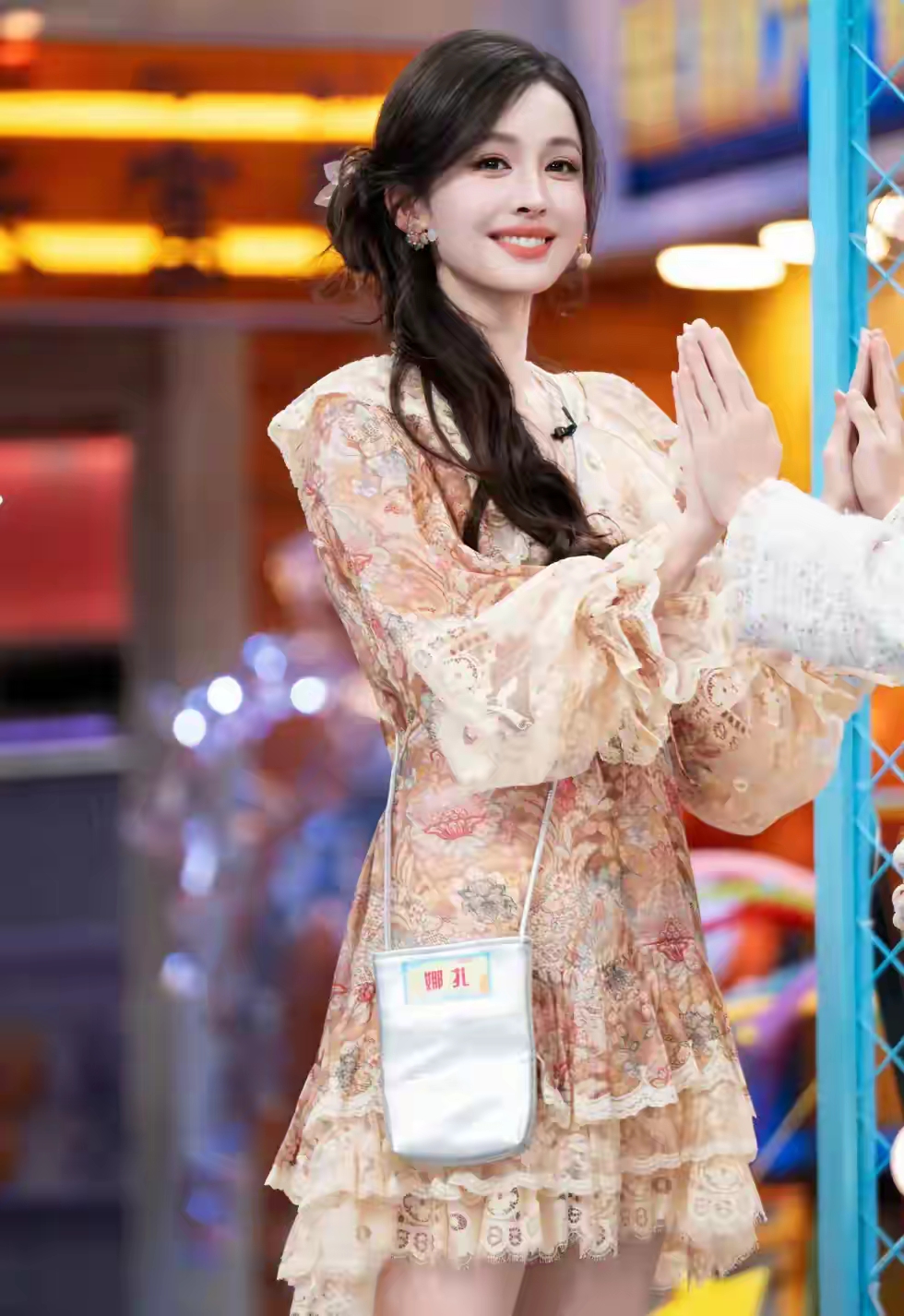 古力娜扎,真的太美啦!嘟嘴的时候真的超级美萌!好喜欢呀!