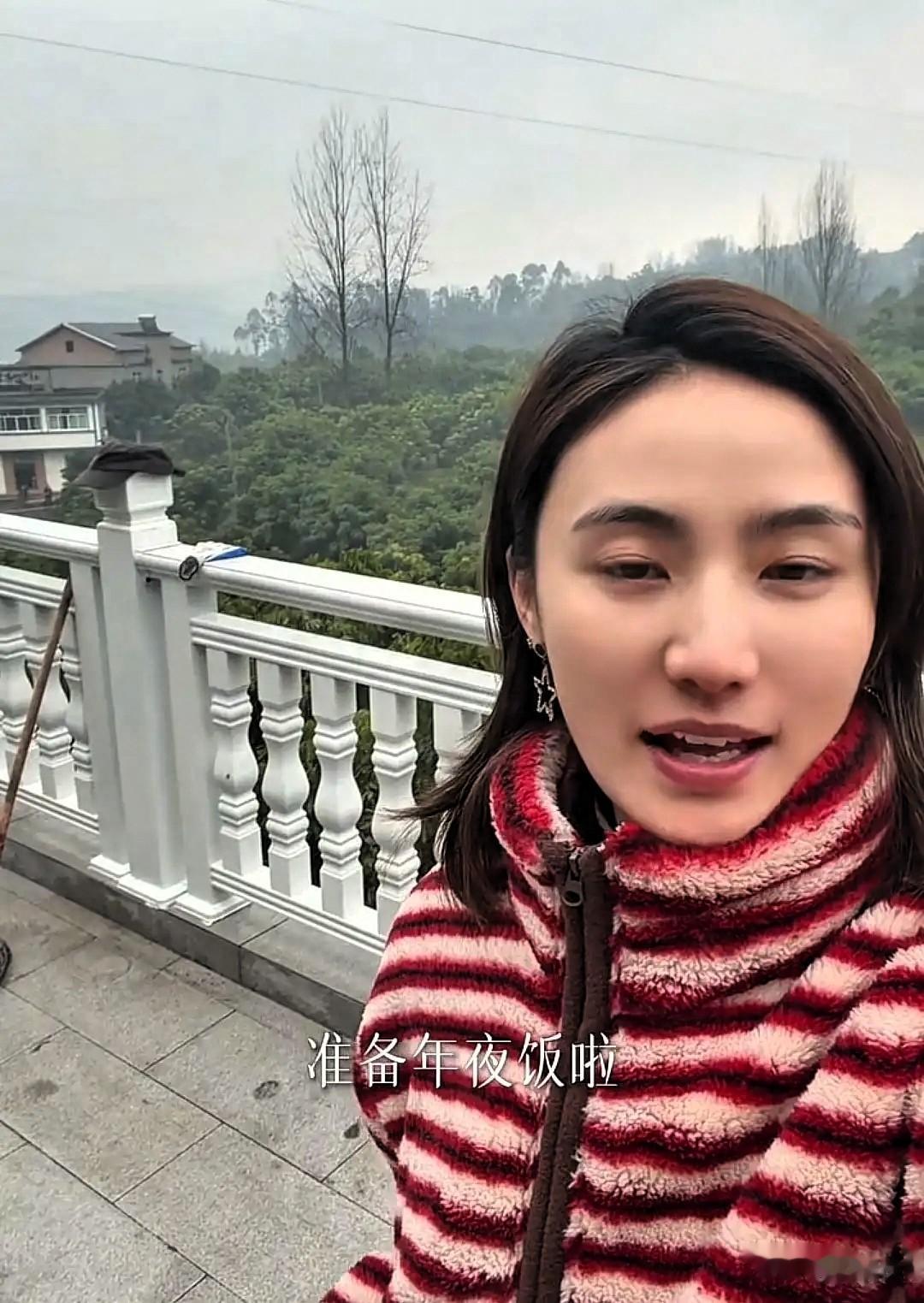 李亚鹏前妻回四川过年，住村里山上大别墅，三层楼院子大到能跑步