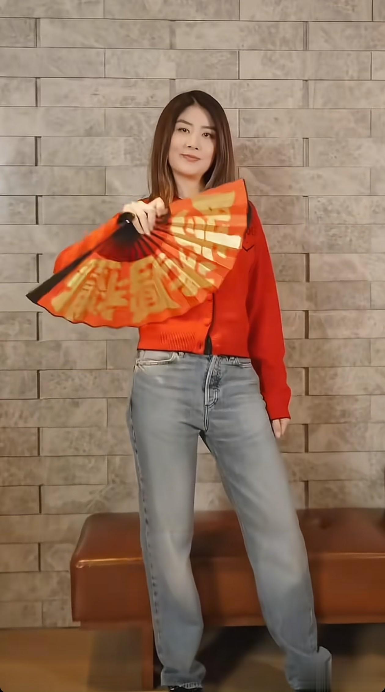 53岁陈慧琳新年穿搭：红外套+牛仔裤，喜庆又时尚，状态好得像33