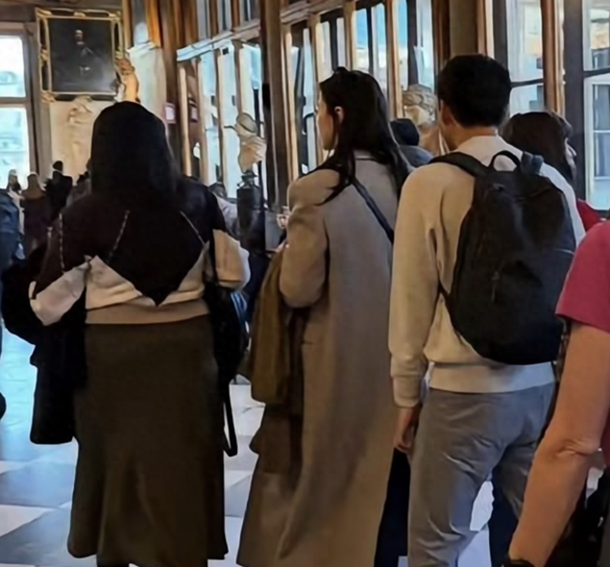 霍启山娜然意大利又被偶遇，两人打扮休闲街边漫步，感情真稳定