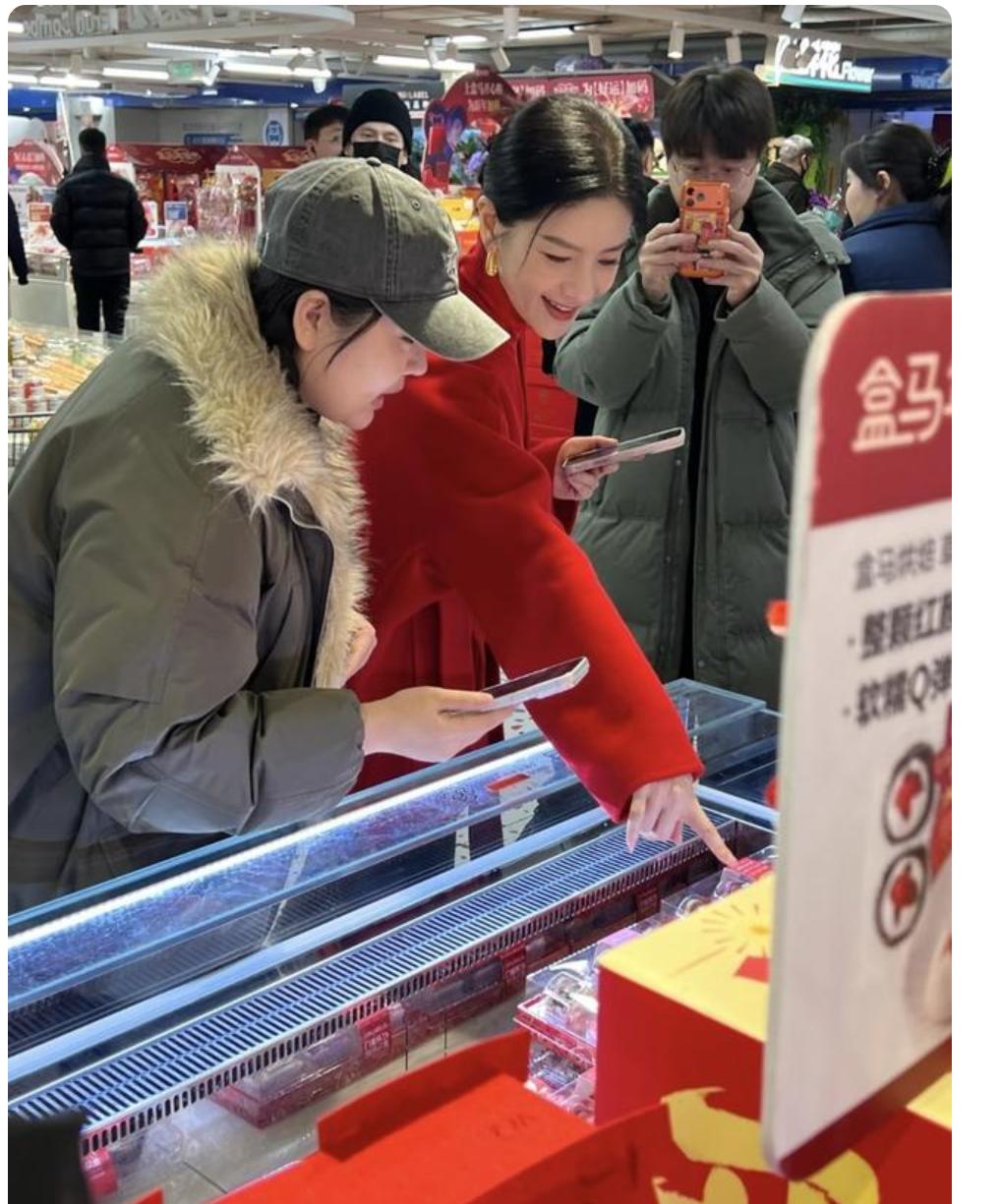 胡可穿红色毛呢大衣，逛超市，买年货，好喜庆，漂亮。